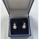 PAIR OF 18CT GOLD PEARL & DIAMOND EARSTUDS WITH A TREFOIL GROUP OF DIAMONDS SET ABOVE A PEARL