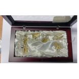 CASED SET 6 APPLE SHAPED PLACE NAME HOLDERS IN FITTED BOX