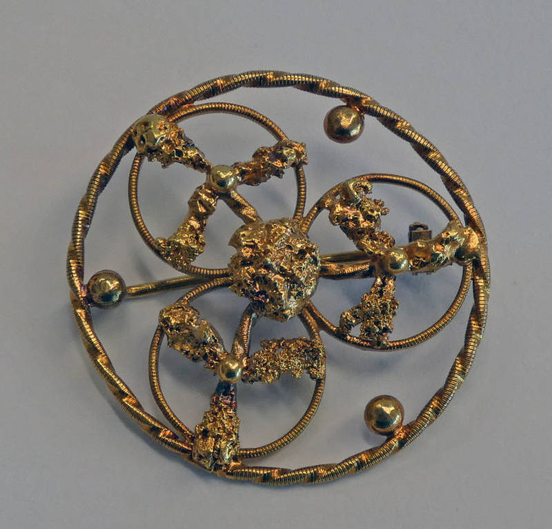 UNMARKED YELLOW METAL CIRCULAR BROOCH WITH GOLD NUGGET TO CENTRE - 3.6 CM DIAMETER, 12.