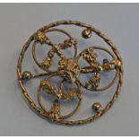 UNMARKED YELLOW METAL CIRCULAR BROOCH WITH GOLD NUGGET TO CENTRE - 3.6 CM DIAMETER, 12.