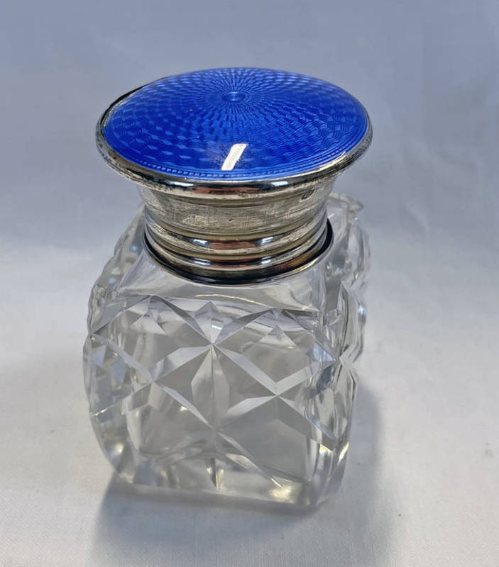 SILVER MOUNTED FACETED GLASS SCENT BOTTLE WITH BLUE ENAMEL TOP,