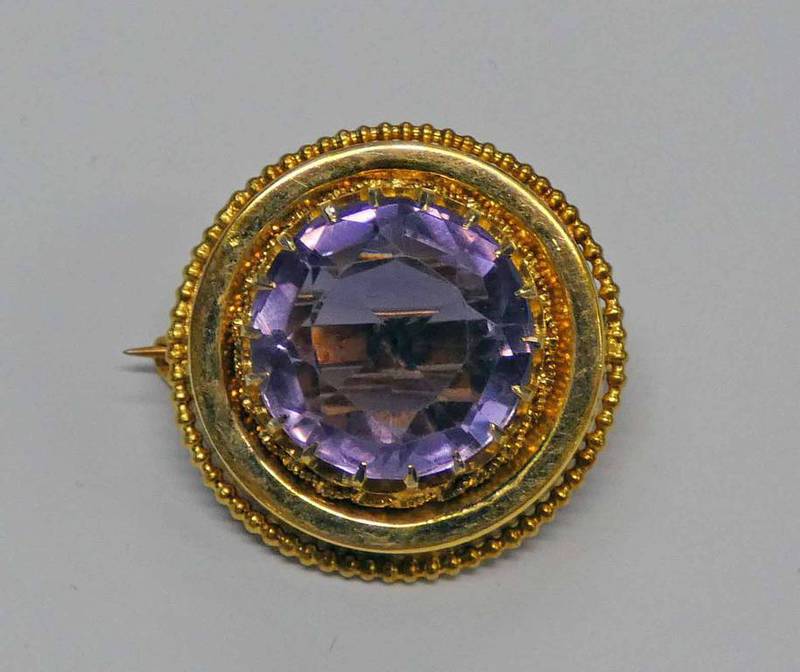 GOLD CIRCULAR AMETHYST SET BROOCH - 2CM DIAMETER, 4.