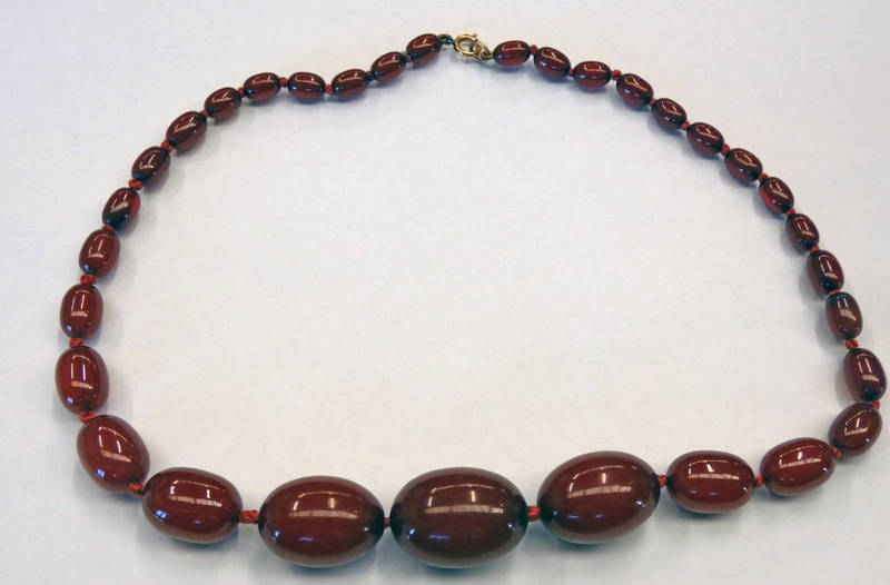 RED AMBER BEAD NECKLACE ON A YELLOW METAL CLASP - 45.