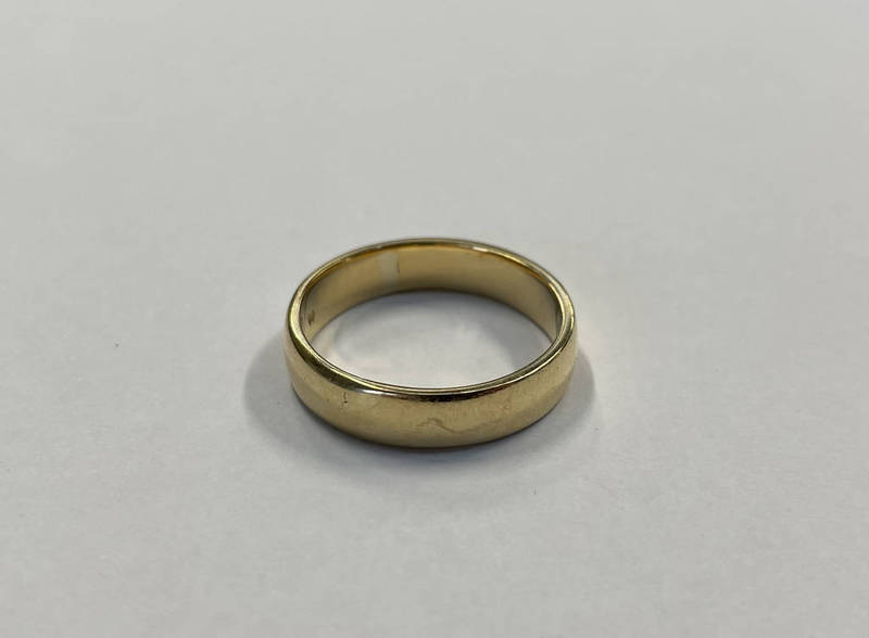UNMARKED YELLOW METAL WEDDING BAND - RING SIZE S, 6.