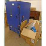 FRONT LOADING ELECTRIC POTTERY KILN WITH SEVERAL BOXES OF ACCESSORIES AND PARTS TO INCLUDE KILN