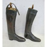 PAIR OF LEATHER RIDING BOOTS WITH BOOT TREES,