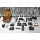 VARIOUS SELECTION OF CAMERAS & CAMERA ACCESSORIES INCLUDING OMNICA LEATHER CAMERA BAG,