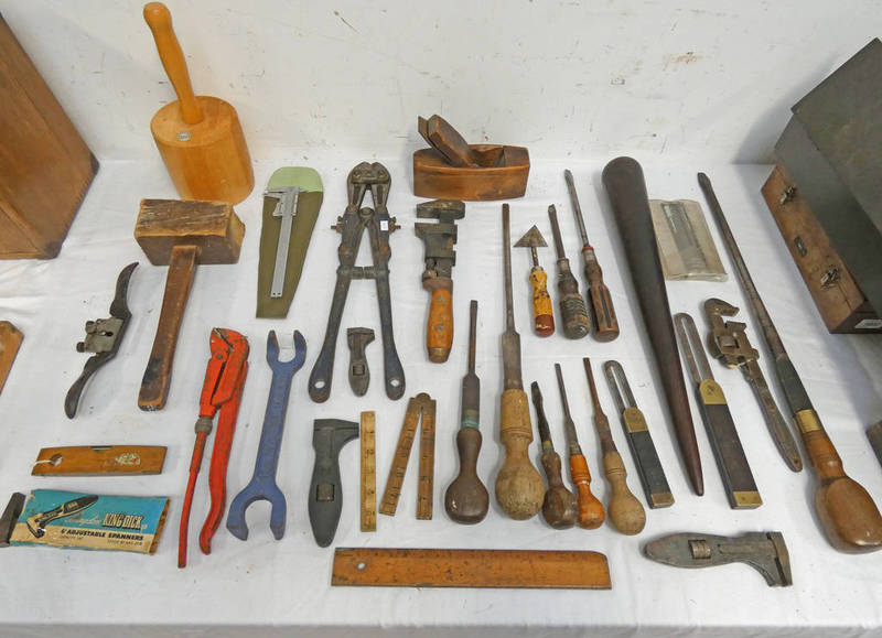 SELECTION OF TOOLS TO INCLUDE VINTAGE SCREW DRIVERS, 65 CM LONG SCREWDRIVER, FILES,