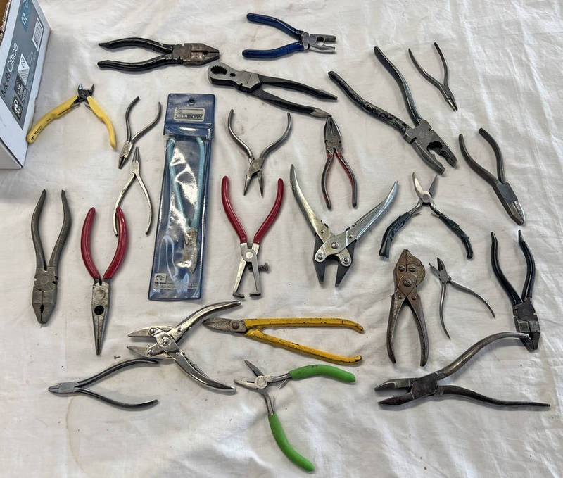 SELECTION OF VARIOUS PLIERS,