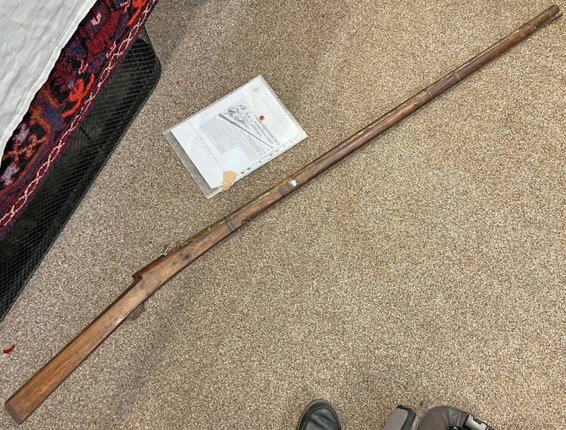 INDIAN MATCHLOCK MUSKET WITH 131 CM LONG BARREL WITH MARKINGS AND SERIAL NUMBER,