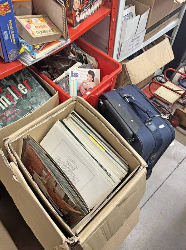 GOOD SELECTION OF RECORDS AND CDS IN SEVERAL BOXES