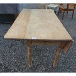MAHOGANY PEMBROKE TABLE WITH SINGLE DRAWER ON TURNED SUPPORTS 105 CM Condition Report: