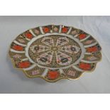 ROYAL CROWN DERBY SCALLOPED RIMMED PLATE WITH 1128 OLD IMARI PATTERN, DIAMETER 21.