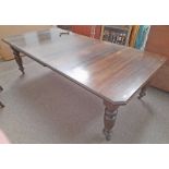 LATE 19TH CENTURY OAK WIND-OUT DINING TABLE WITH 2 EXTRA LEAVES & TURNED SUPPORTS,