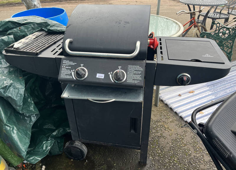 GAS BBQ WITH COVER