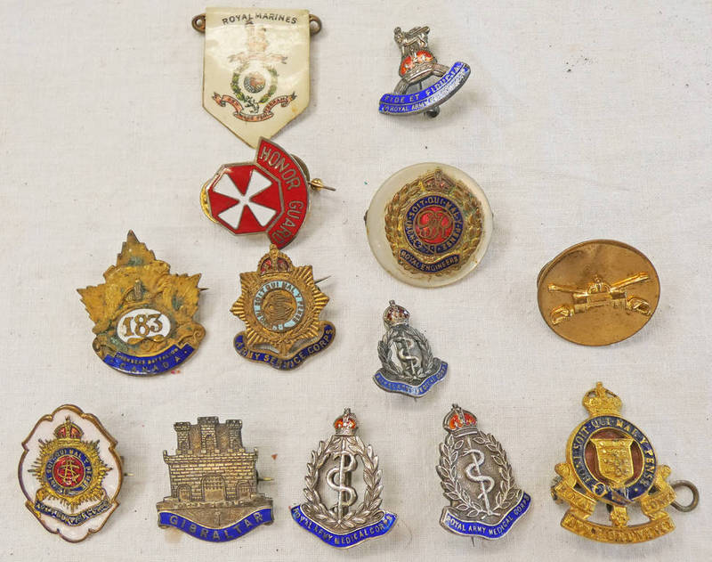 MILITARY RELATED ENAMELLED BADGES, ETC TO INCLUDE A ROYAL MARINES BANNER BADGE, ARMY SERVICE CORPS,