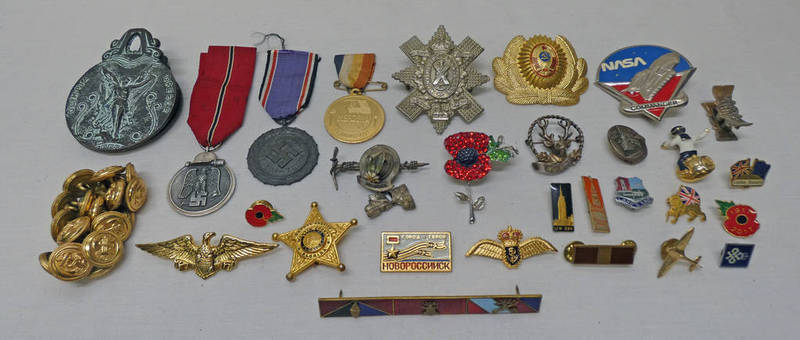 SELECTION OF CAP BADGES, PIN BADGES ETC TO INCLUDE WW2 GERMAN EASTERN MEDAL, NAVAL BUTTONS,