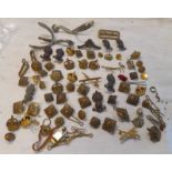 SELECTION OF ROYAL ARTILLERY CAP BADGES, BUTTONS,