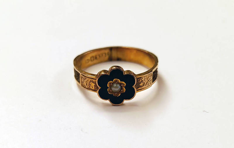LATE 19TH CENTURY OR EARLY 20TH CENTURY 9CT GOLD PEARL & ENAMEL MEMORIAL RING,