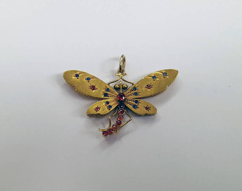 LATE 19TH CENTURY OR EARLY 20TH CENTURY GOLD DRAGONFLY PENDANT SET WITH RUBIES & SAPPHIRES,