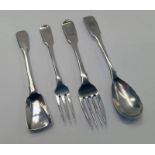 2 X 19TH CENTURY IRISH SILVER CONDIMENT SPOONS & 2 IRISH SILVER OYSTER FORKS