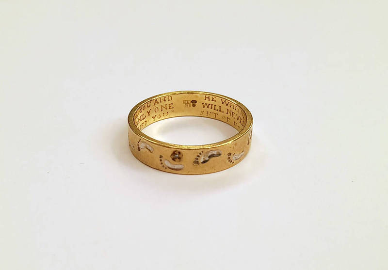 9CT GOLD CHRISTENING RING DECORATED WITH FEET - RING SIZE Q, 3.