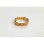 9CT GOLD CHRISTENING RING DECORATED WITH FEET - RING SIZE Q, 3.