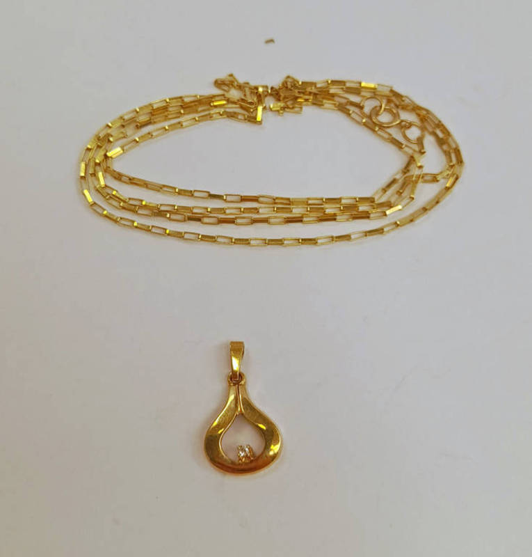 9CT GOLD DIAMOND SET PENDANT ON A 9CT GOLD CHAIN - CHAIN A/F 3.