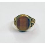 9CT GOLD TIGERS EYE GENTS RING - 4.