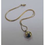18CT GOLD CURLING STONE PENDANT - 2.6 G ON A 14KT GOLD CHAIN - 5.