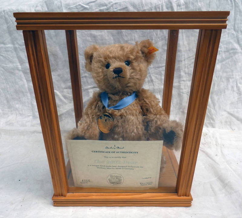 STEIFF 2002 BEAR EXCLUSIVE FOR DANBURY MINT IN DISPLAY CASE WITH CERTIFICATE