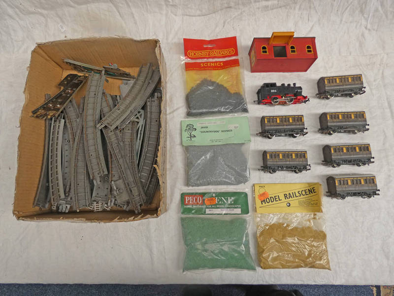 SELECTION OF OO GAUGE ITEMS INCLUDING 0-4-0 STEAM LOCOMOTIVE, WAGONS, CONTROLLER,