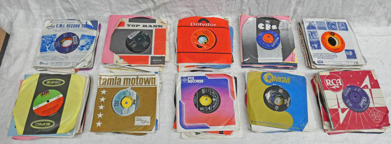 SELECTION OF VARIOUS VINYL SINGLES INCLUDING ARTISTS SUCH AS TOM JONES, ELVIS PRESLEY,