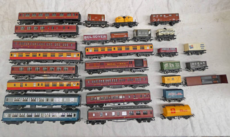 SELECTION OF VARIOUS OO GAUGE ROLLING STOCKS INCLUDING WAGONS & CARRIAGES