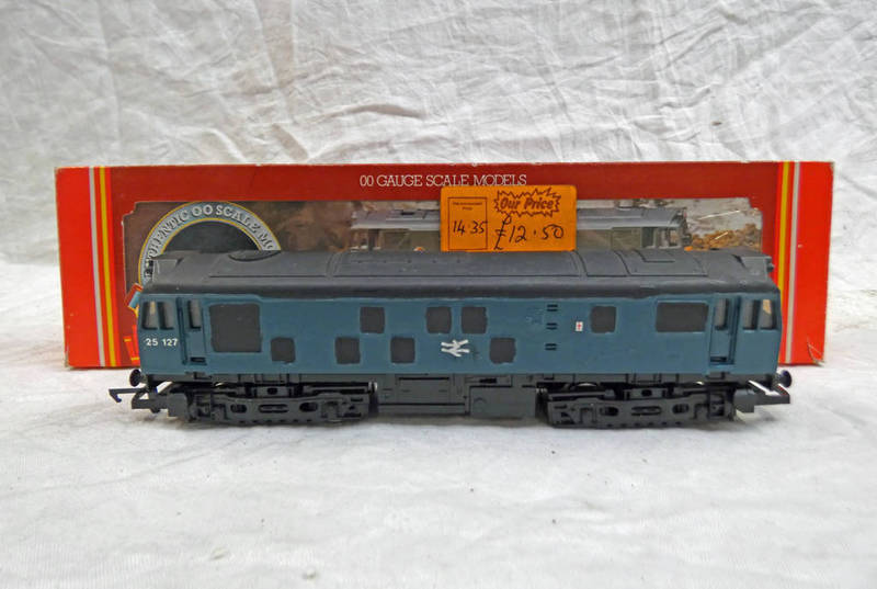 TWO HORNBY OO GAUGE LOCOMOTIVES INCLUDING R327 - BR CLASS 25 DIESEL (GREEN LIVER) TOGETHER WITH BR