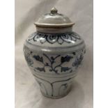 15TH CENTURY VIETNAMESE MING DYNASTY LIDDED BLUE & WHITE POTTERY JAR WITH FLORAL DECORATION,