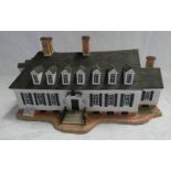 WILLIAMSBURG COLLECTABLE RALEIGH TAVERN PORCELAIN HOUSE IN BOX