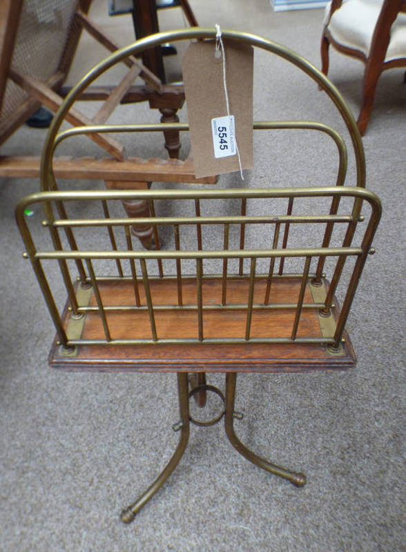 EARLY 20TH CENTURY BRASS & OAK REVOLVING MAGAZINE RACK ON PEDESTAL WITH 3 SPREADING SUPPORTS