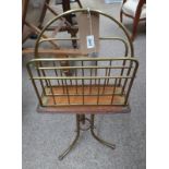 EARLY 20TH CENTURY BRASS & OAK REVOLVING MAGAZINE RACK ON PEDESTAL WITH 3 SPREADING SUPPORTS