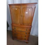 19TH CENTURY STYLE MAHOGANY DRINKS CABINET WITH MIRRORED INTERIOR BEHIND 2 PANEL DOORS OVER BASE