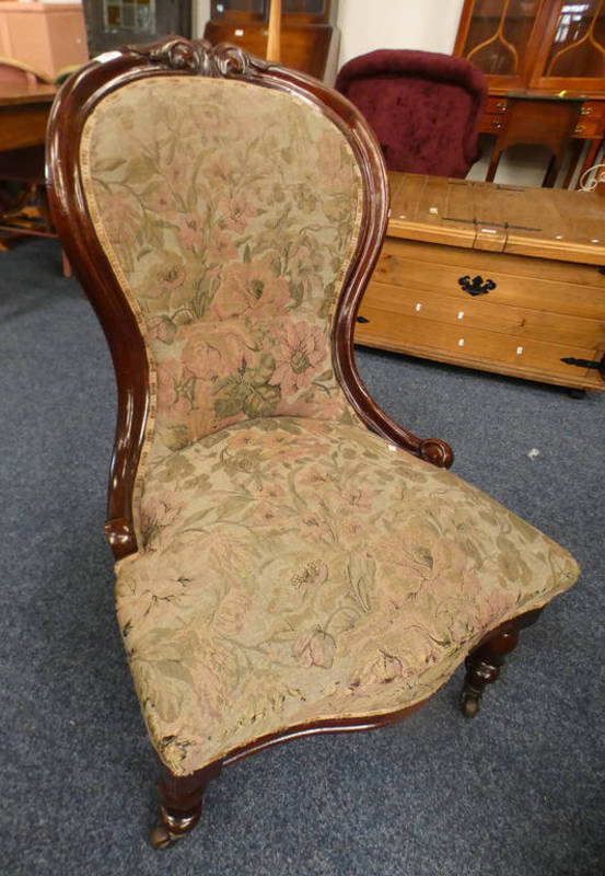 19TH CENTURY MAHOGANY FRAMED LADIES CHAIR ON TURNED SUPPORTS