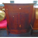 19TH CENTURY MAHOGANY BOW FRONT CORNER CABINET WITH 2 PANEL DOORS AND DRAWER TO BASE,