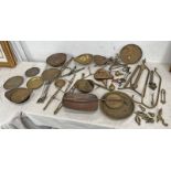 SELECTION OF BRASS AND OTHER SCALE PANS, BASKET HANGERS,