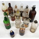 SELECTION OF CHEMISTS BOTTLES TO INCLUDE A 19TH CENTURY GREEN GLASS EXAMPLE MARKED 'CHLORODYN BP