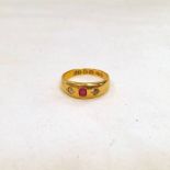 18 CT GOLD RUBY & DIAMOND 3-STONE RING - 4.