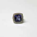 18CT GOLD TANZANITE & DIAMOND CLUSTER RING, THE CUSHION SHAPED TANZANITE OF APPROX. 8.