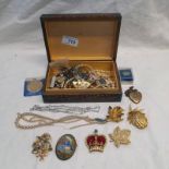 SELECTION OF VARIOUS JEWELLERY INCLUDING BROOCHES,