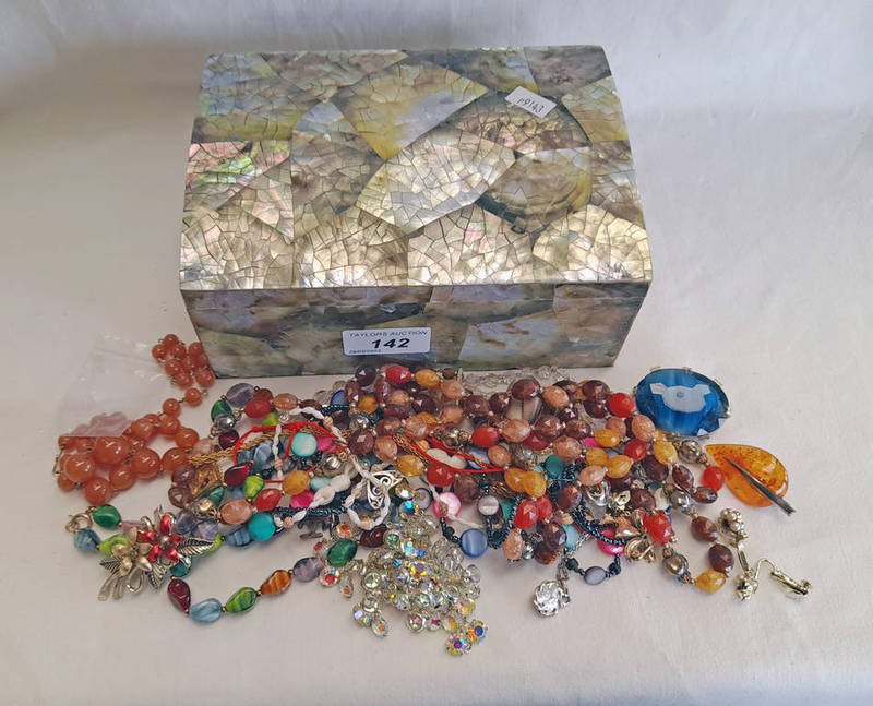 JEWELLERY BOX AND CONTENTS OF BROOCHES,