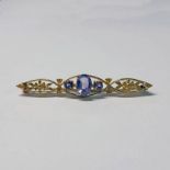 9CT GOLD 3-STONE AMETHYST FLORAL BAR BROOCH - 5.