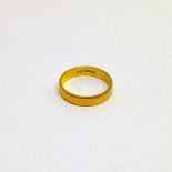 18CT GOLD WEDDING BAND - RING SIZE K, 2.